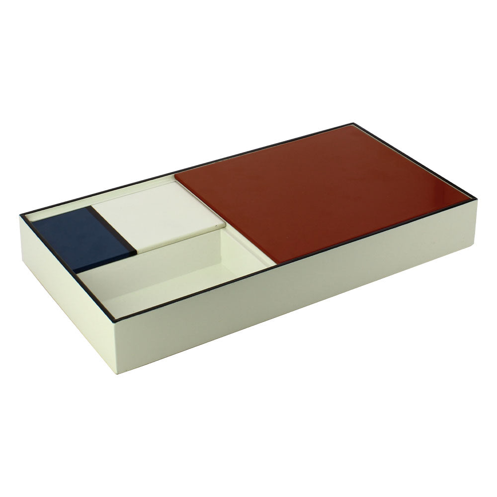 Caja rectangular de madera lacada blanca, granate y azul con tres compartimentos.