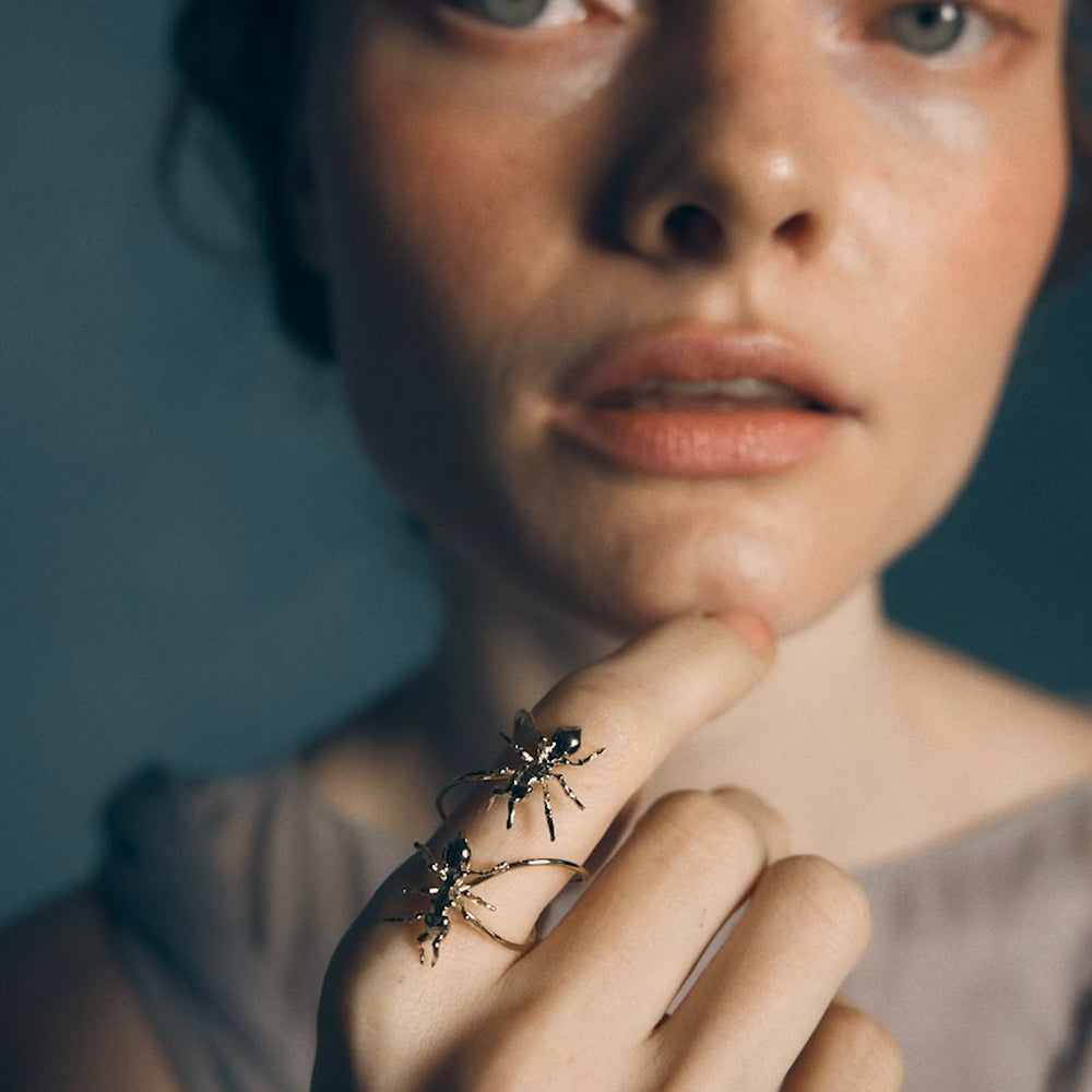 
                  
                    Anillo doble hormigas Dalí x Suma Cruz
                  
                