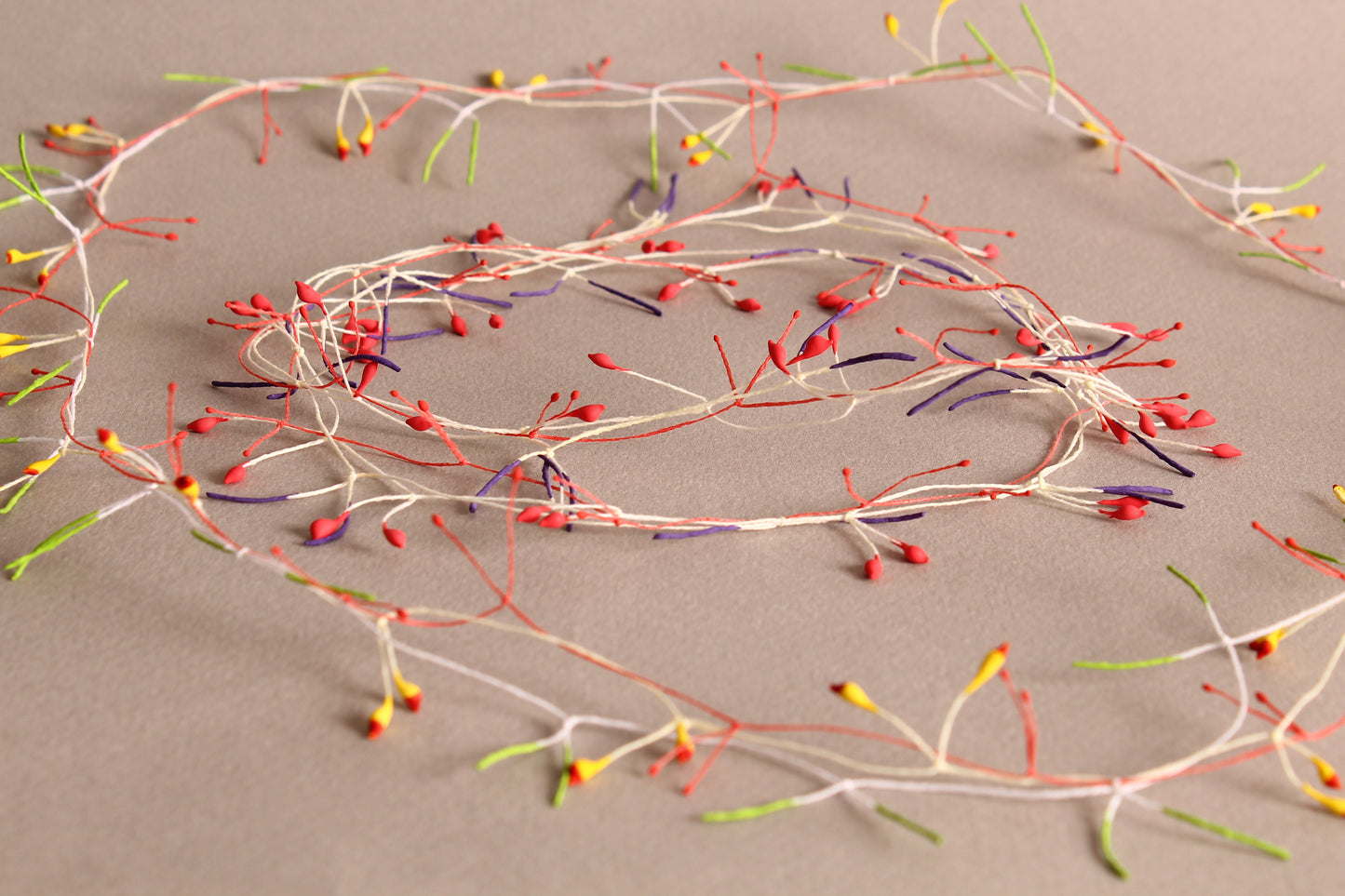 
                  
                    Collar triple pistilo rojo y morado nolde x Luz Moreno
                  
                
